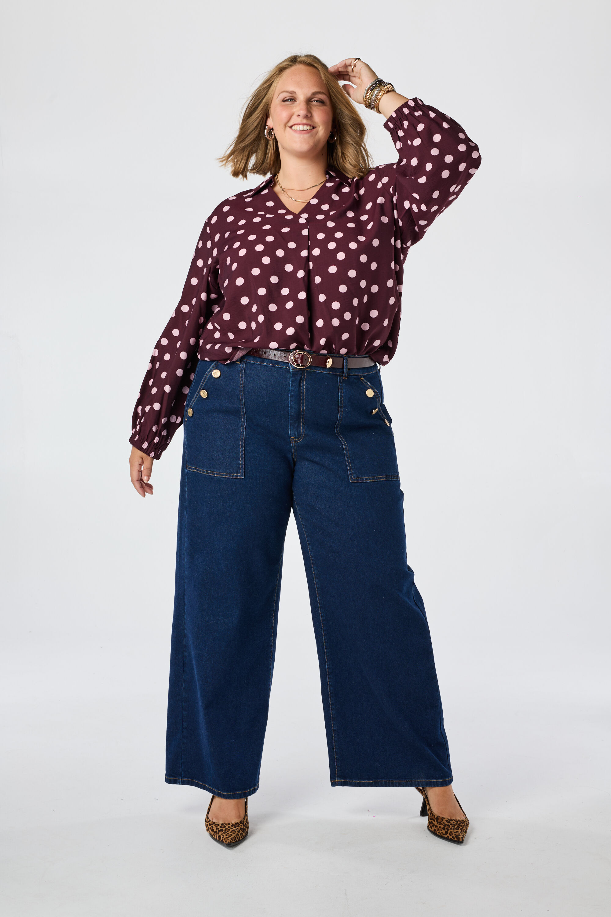 Wide leg jean avec boutons d&eacute;coratifs