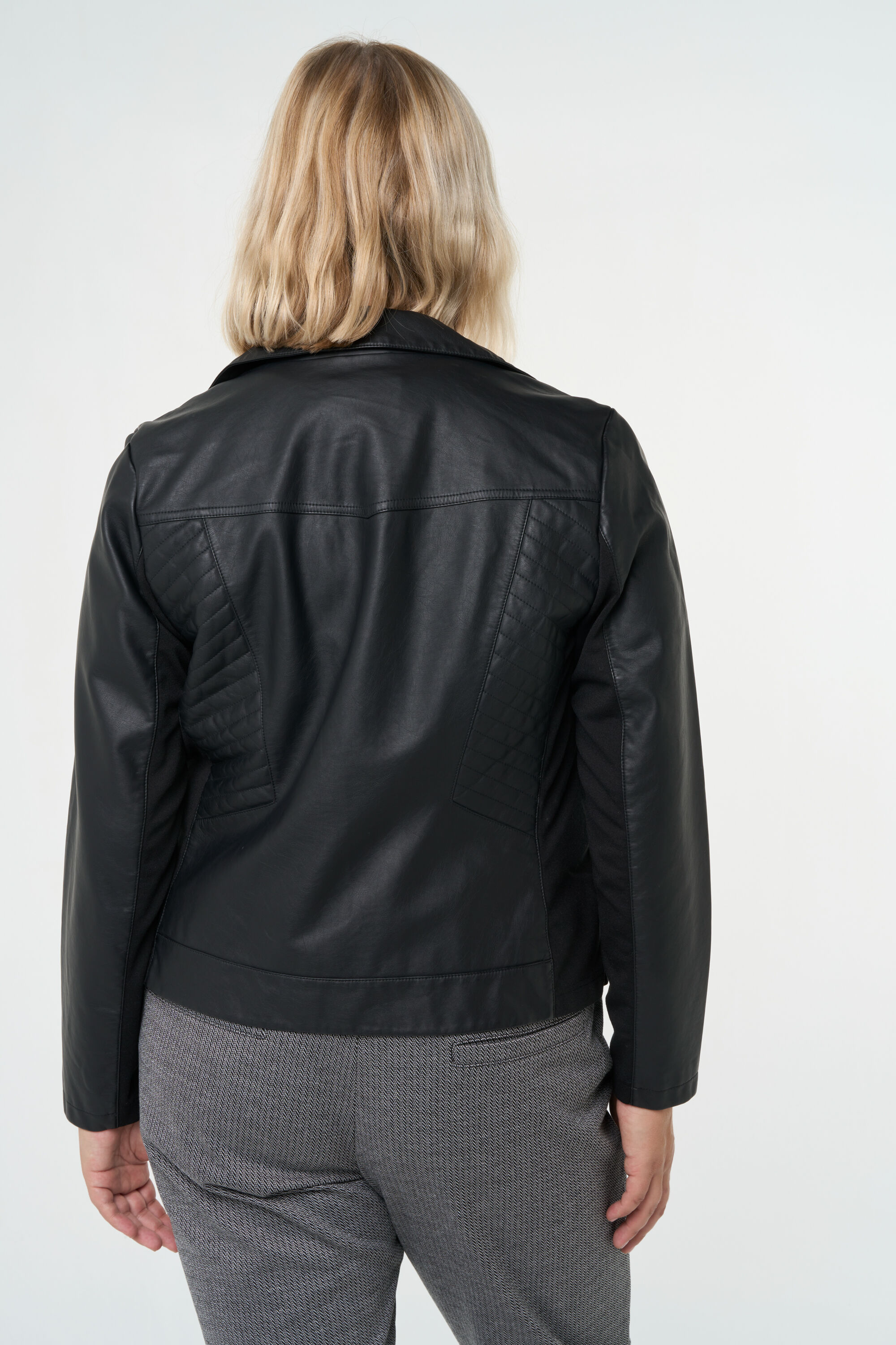 Veste avec un aspect cuir et des d&eacute;tails argent&eacute;s. image number 3