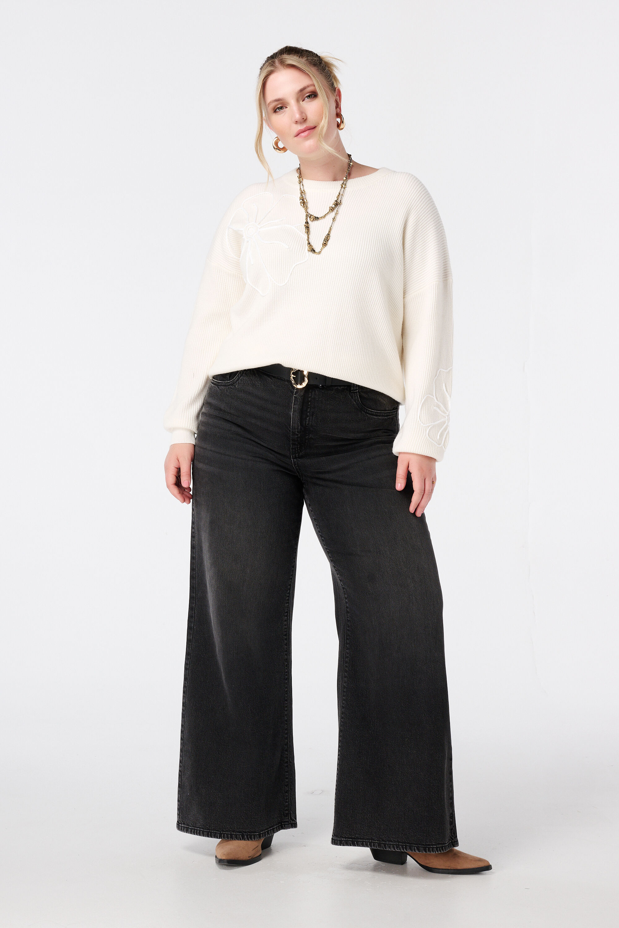 Pull avec fleurs brod&eacute;es image number 5