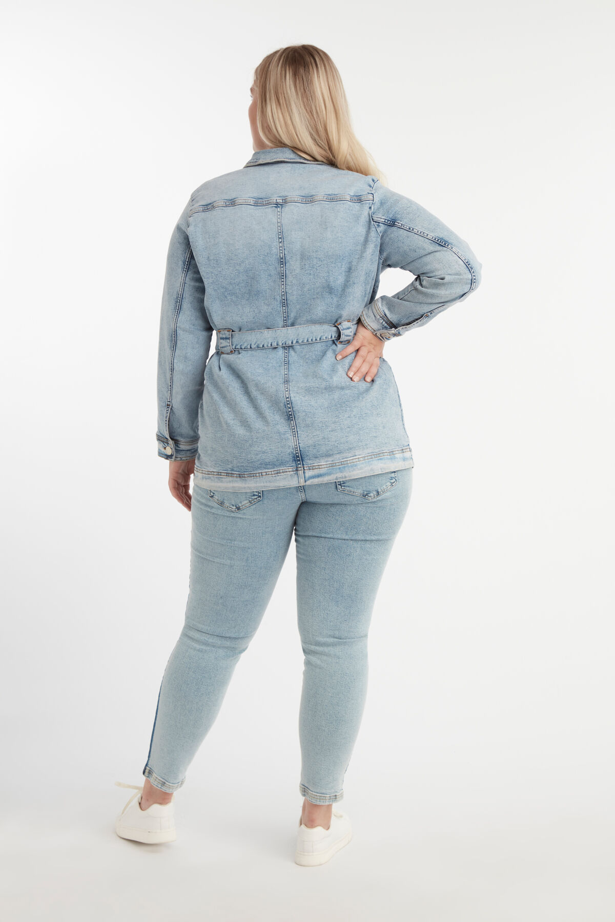 Veste en denim longue avec ceinture image number 4