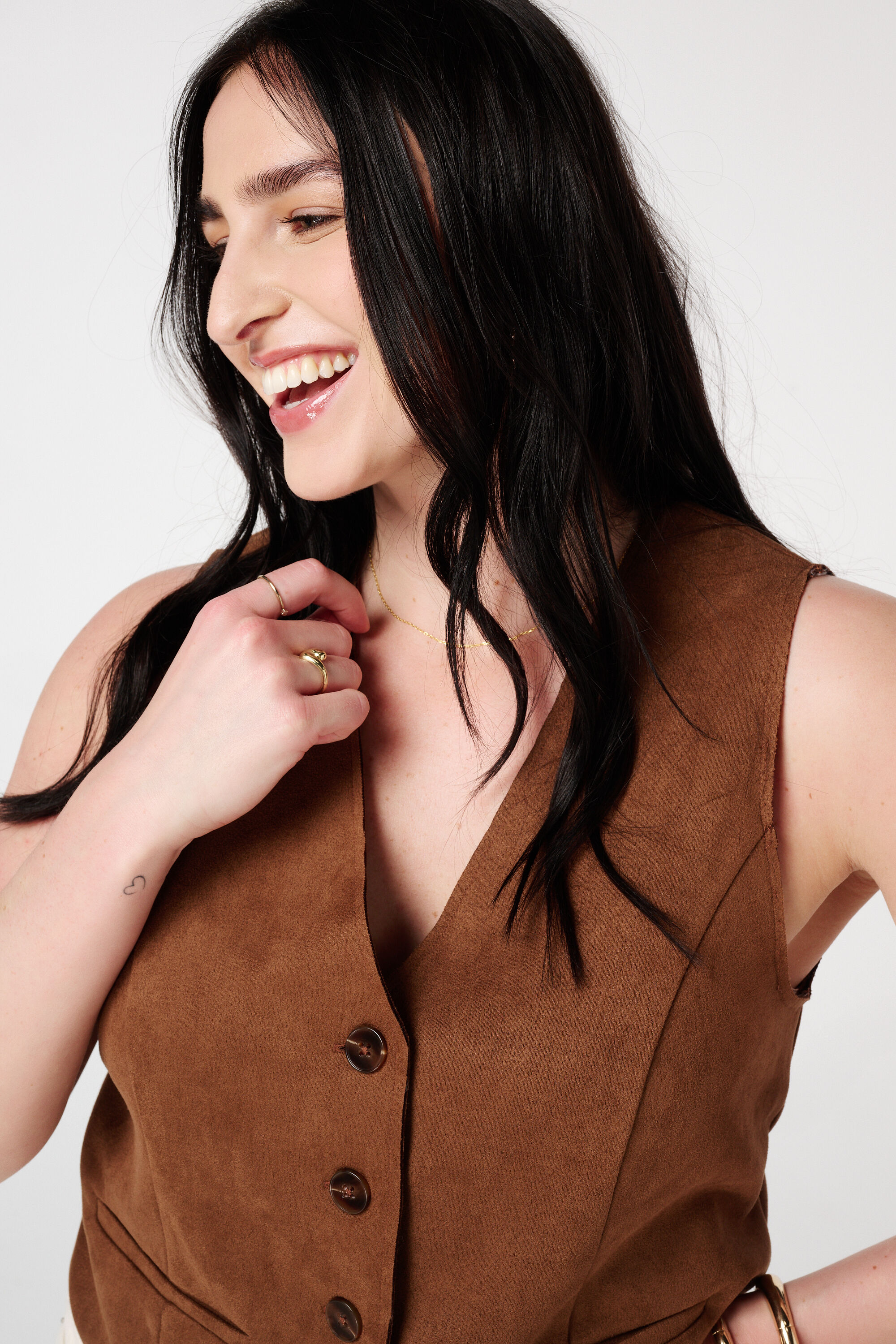 Gilet en su&eacute;dine avec fermeture &agrave; boutons image number 4