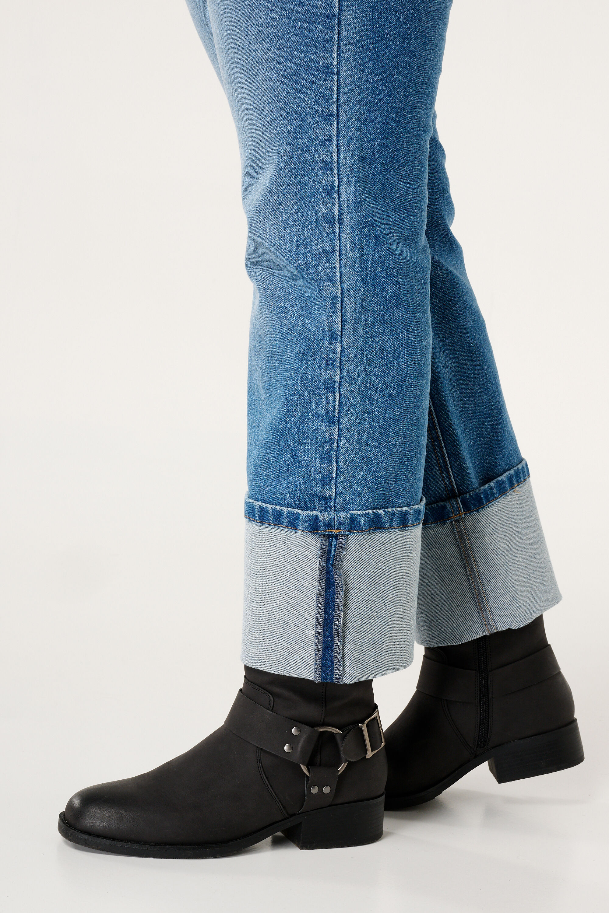 Jeans &agrave; jambes droites et &agrave; revers image number 4