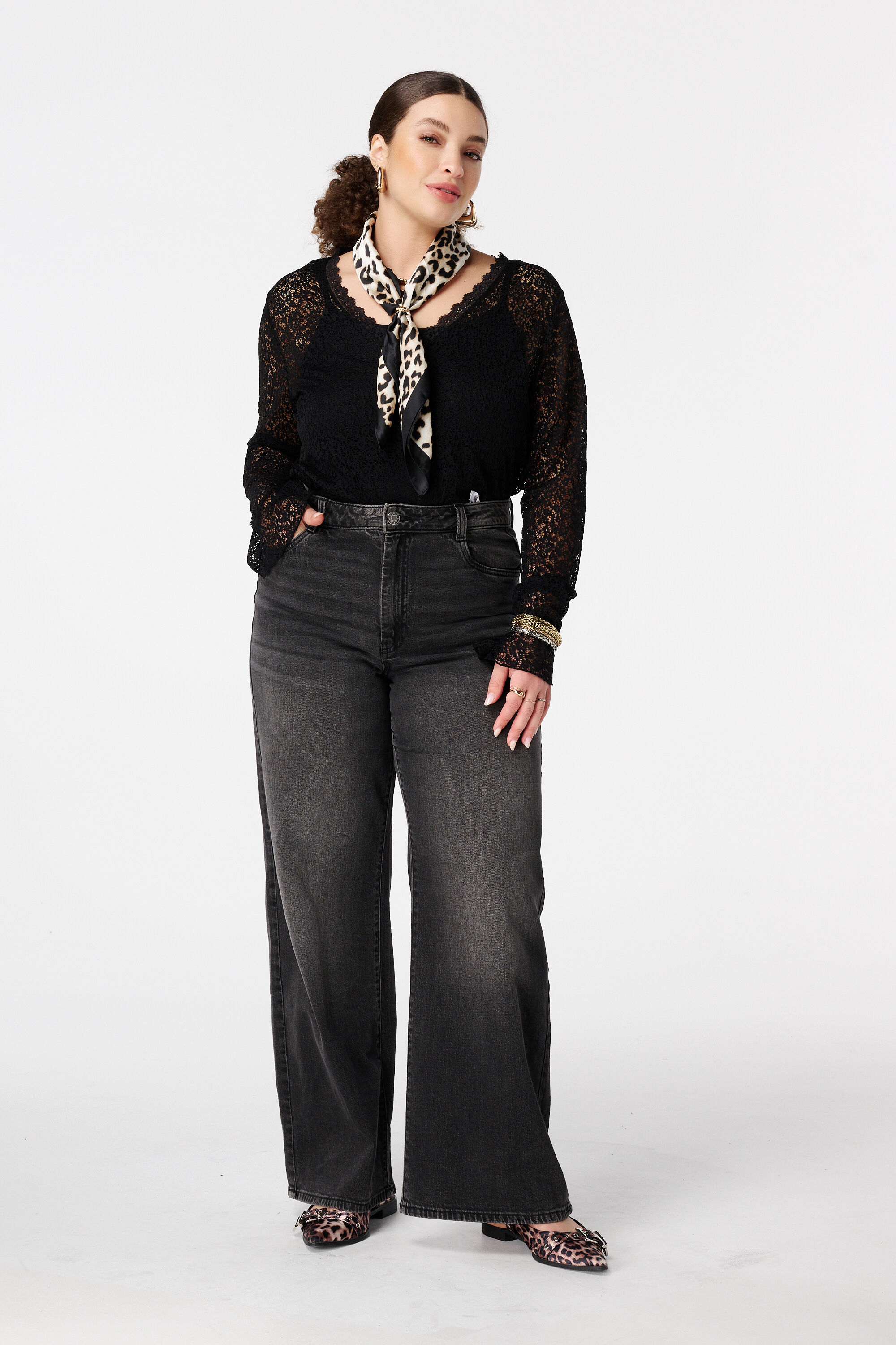 Haut en dentelle avec manches trompette image number 5