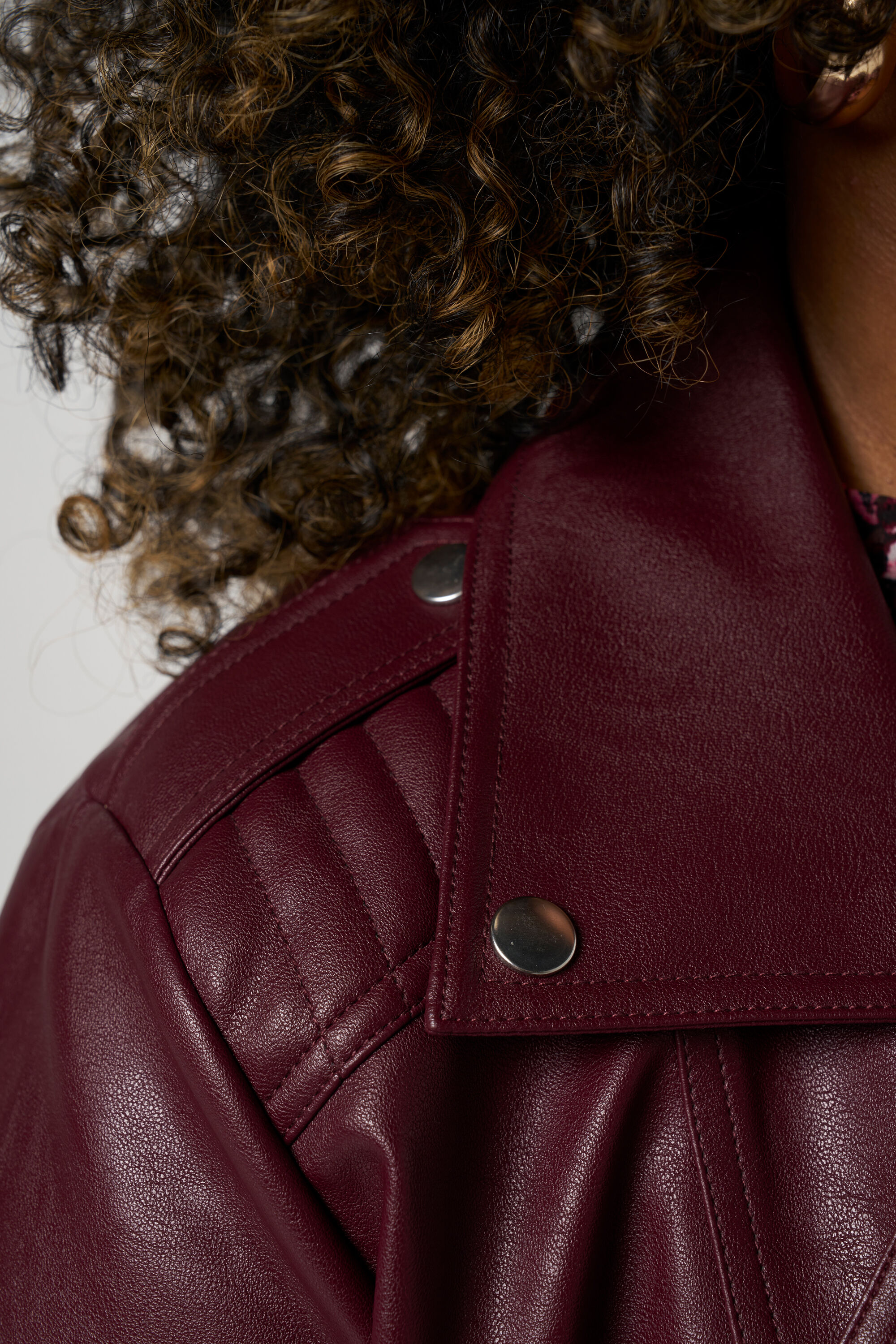 Veste en cuir avec d&eacute;tails argent&eacute;s image number 4