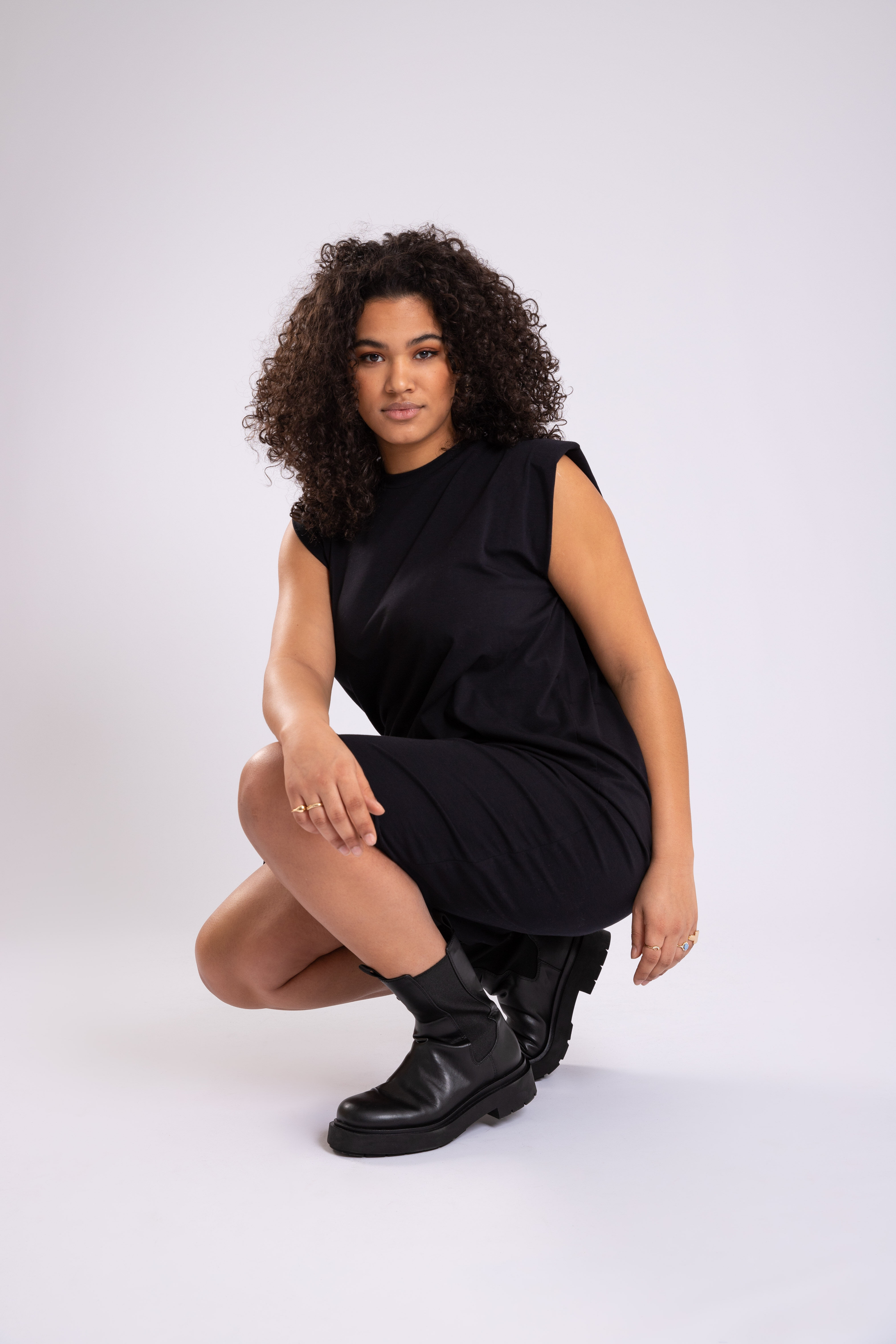 Robe d&eacute;cor&eacute;e au niveau des &eacute;paules image number 7