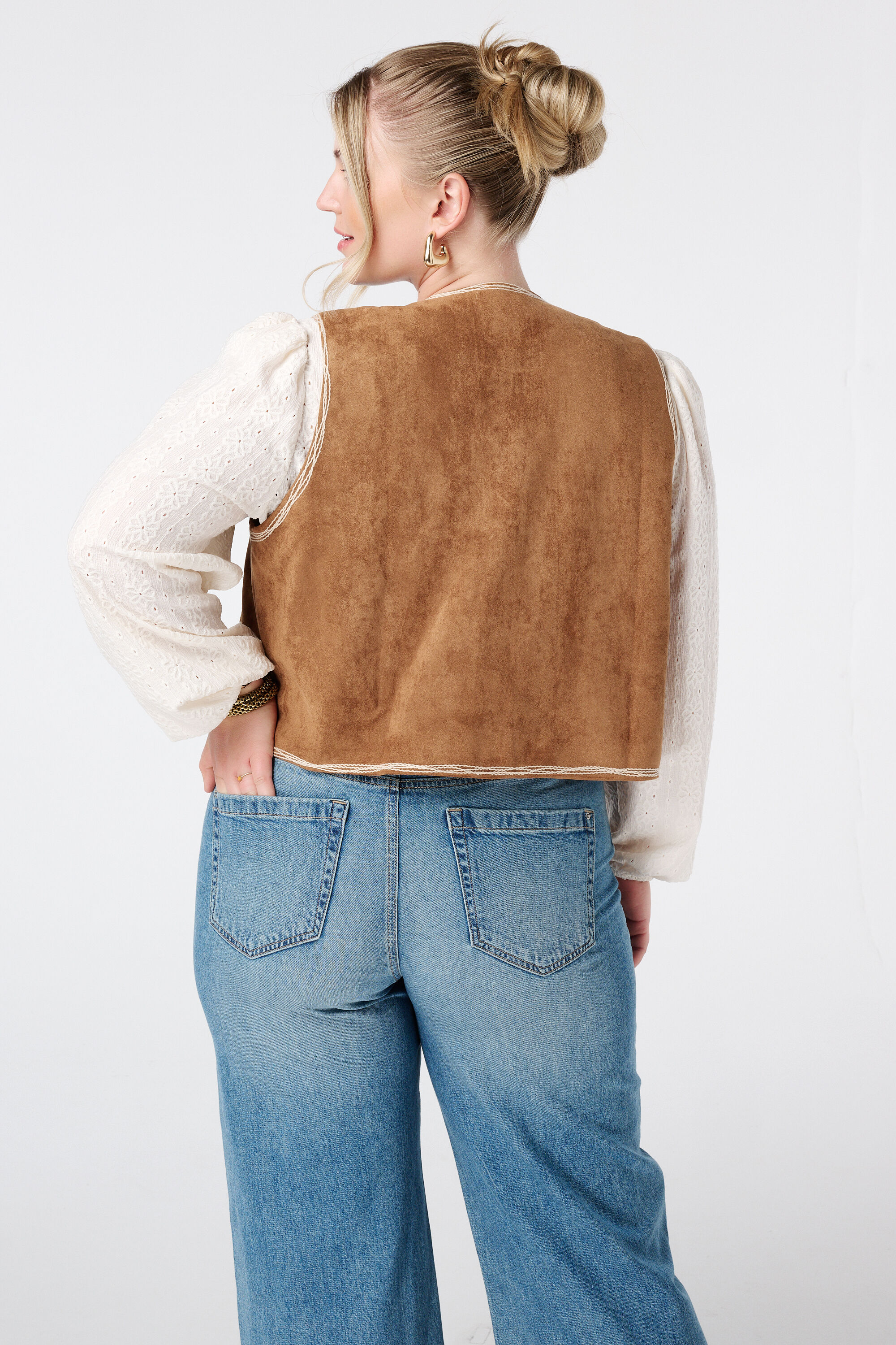 Gilet en su&eacute;dine avec broderie image number 3