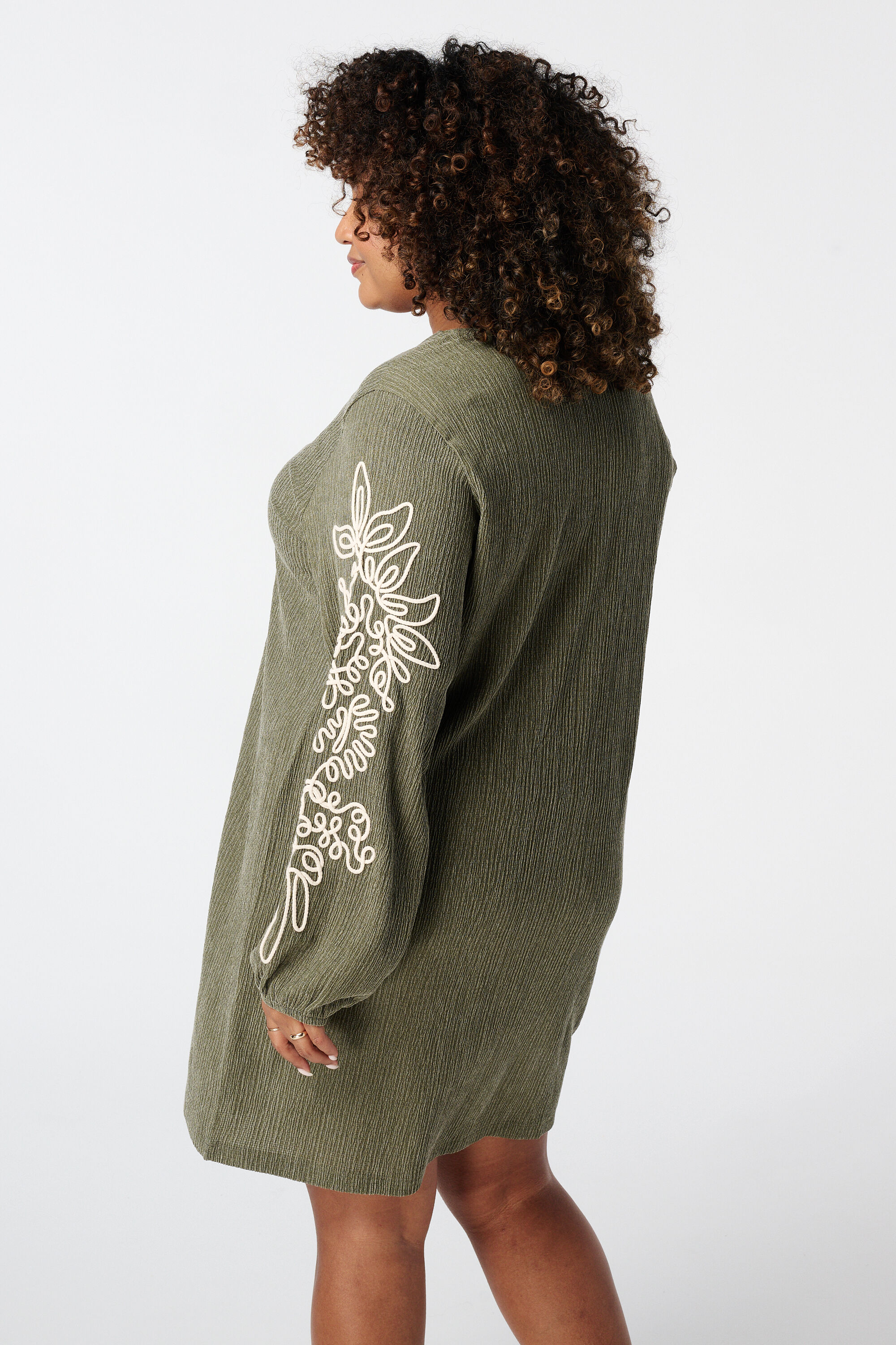 Robe avec d&eacute;tails image number 3