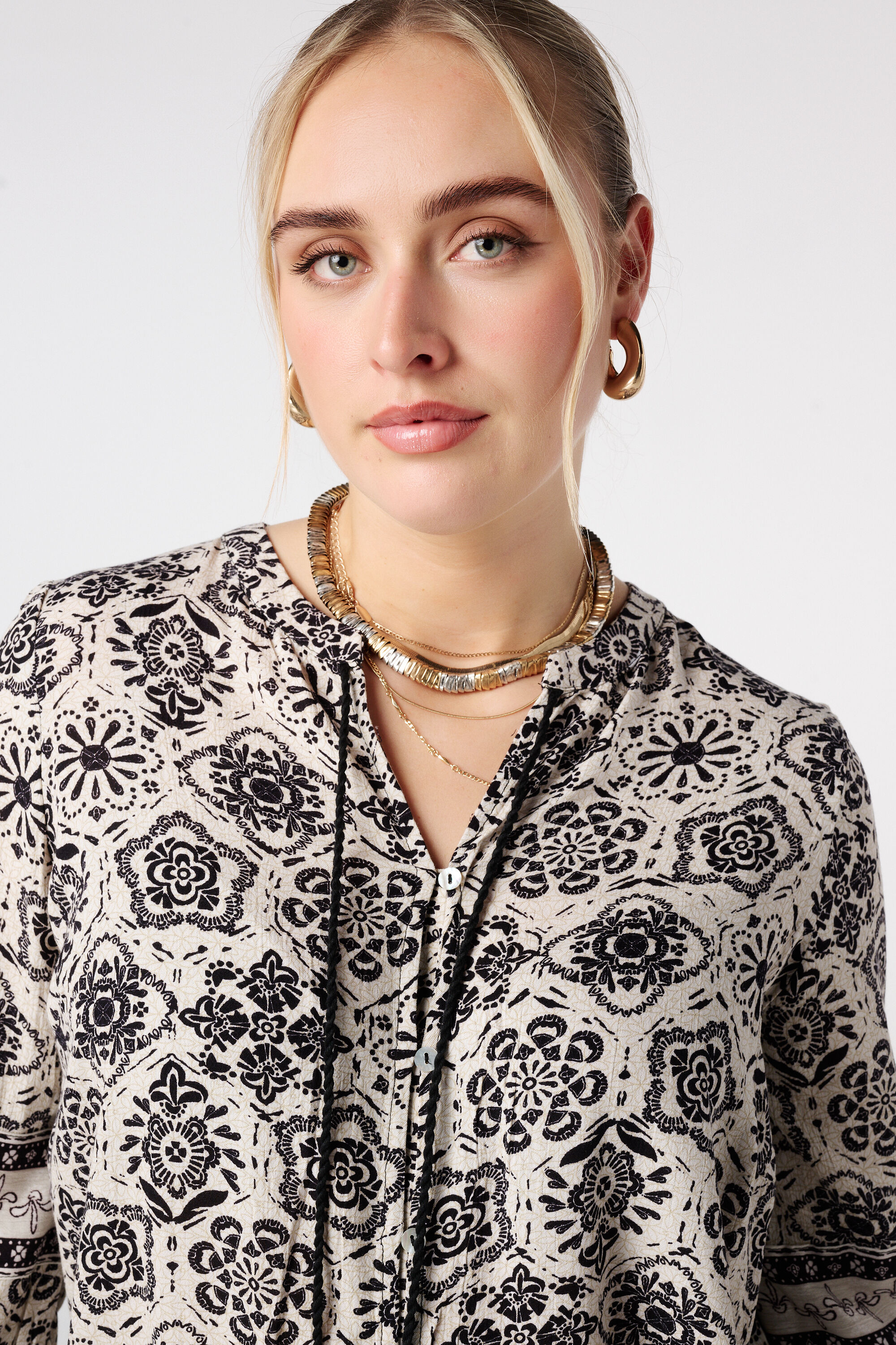 Blouse &agrave; fermeture boutonn&eacute;e image number 4