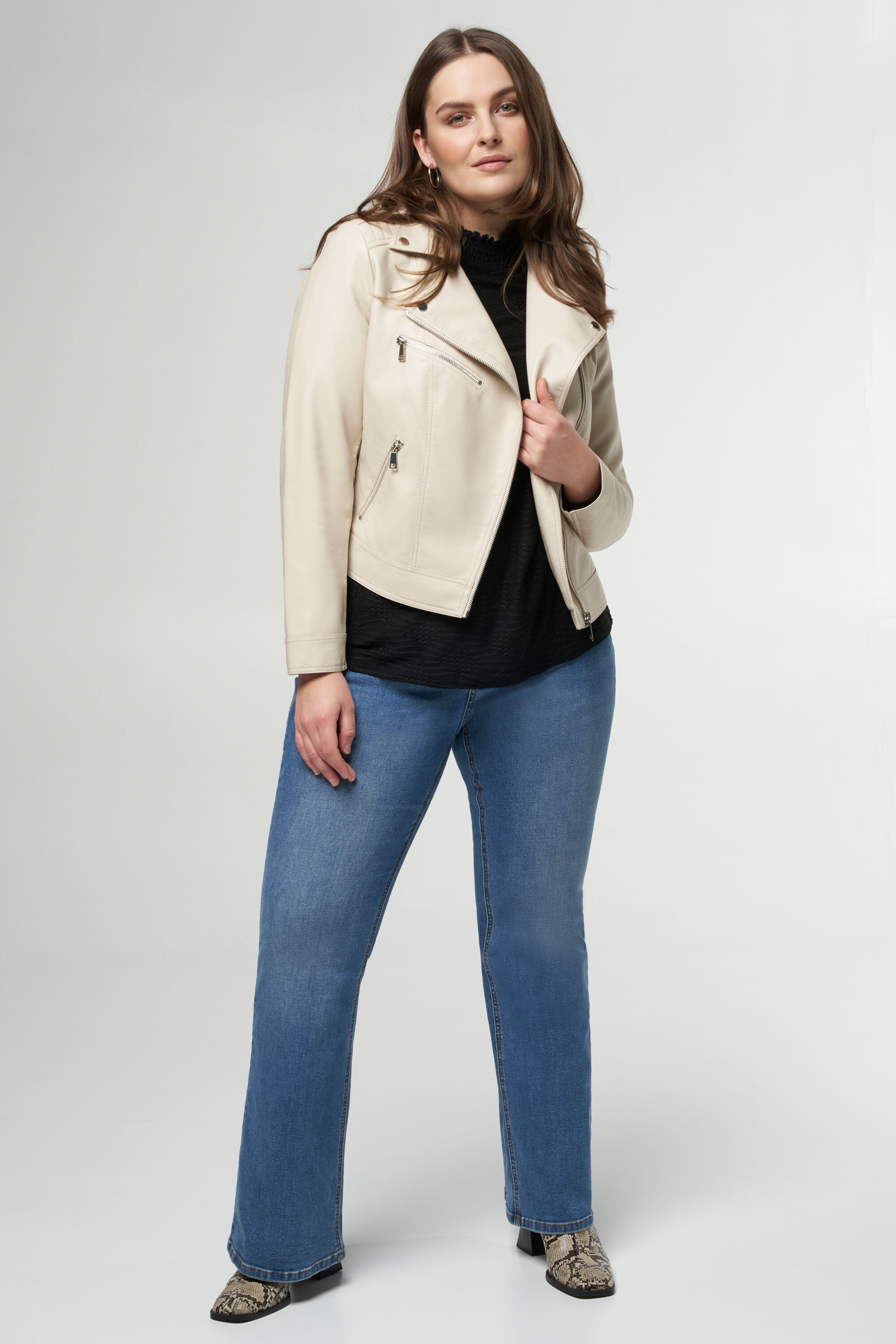 Veste au look en cuir et aux d&eacute;tails argent&eacute;s. image number 5