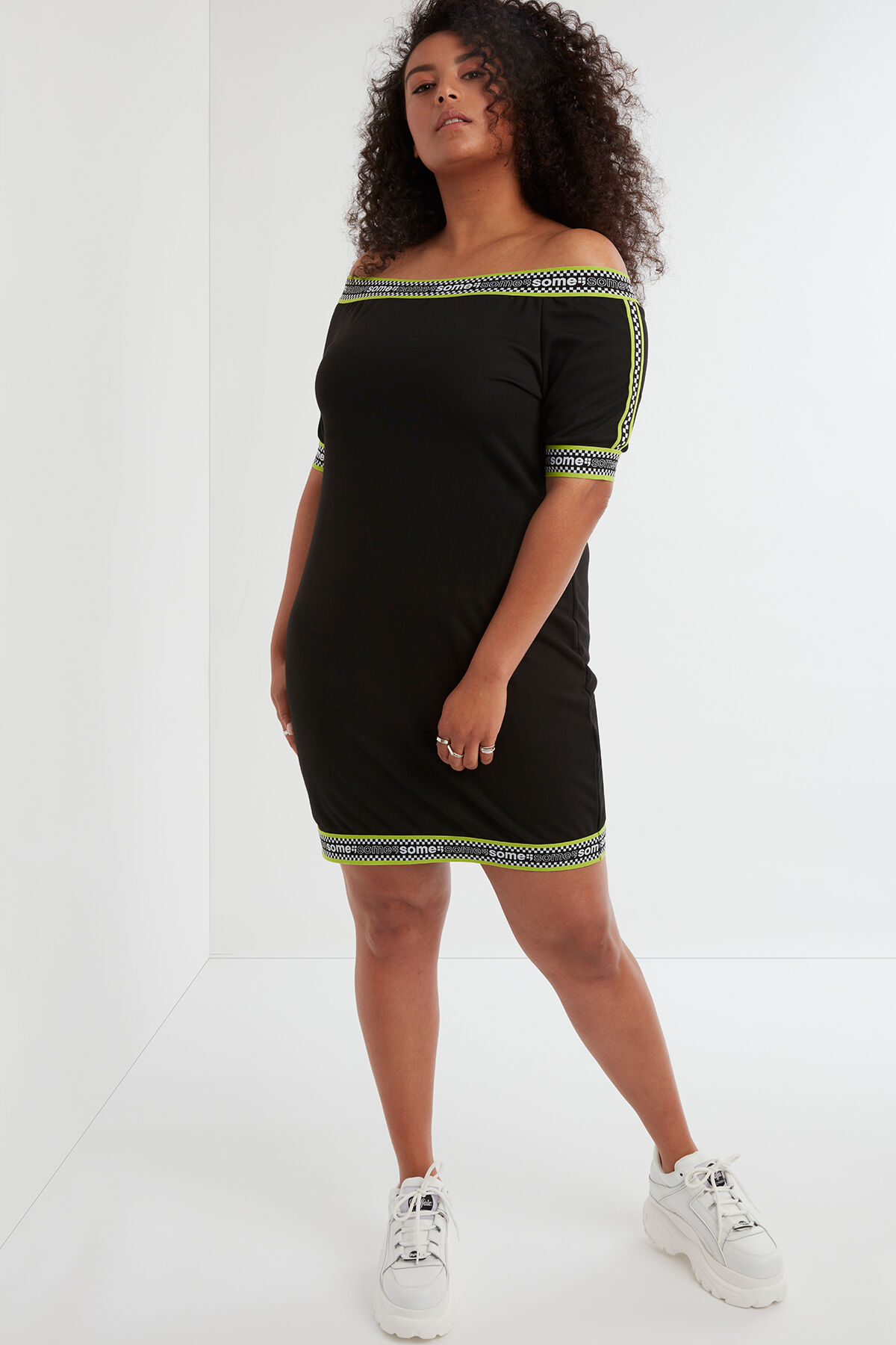 Robe pr&egrave;s du corps avec logo imprim&eacute; image number 4