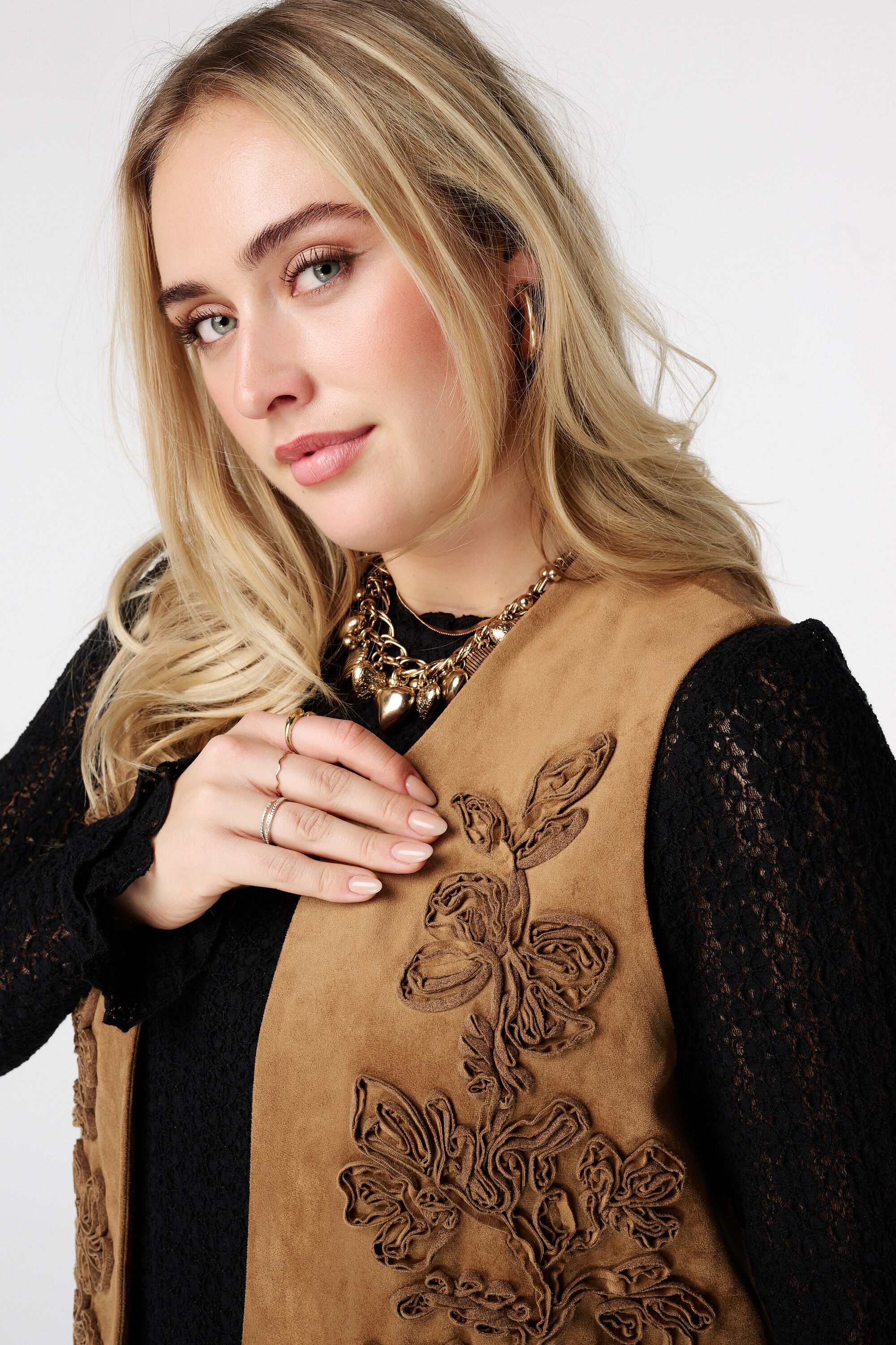 Gilet en su&eacute;dine avec broderie image number 4