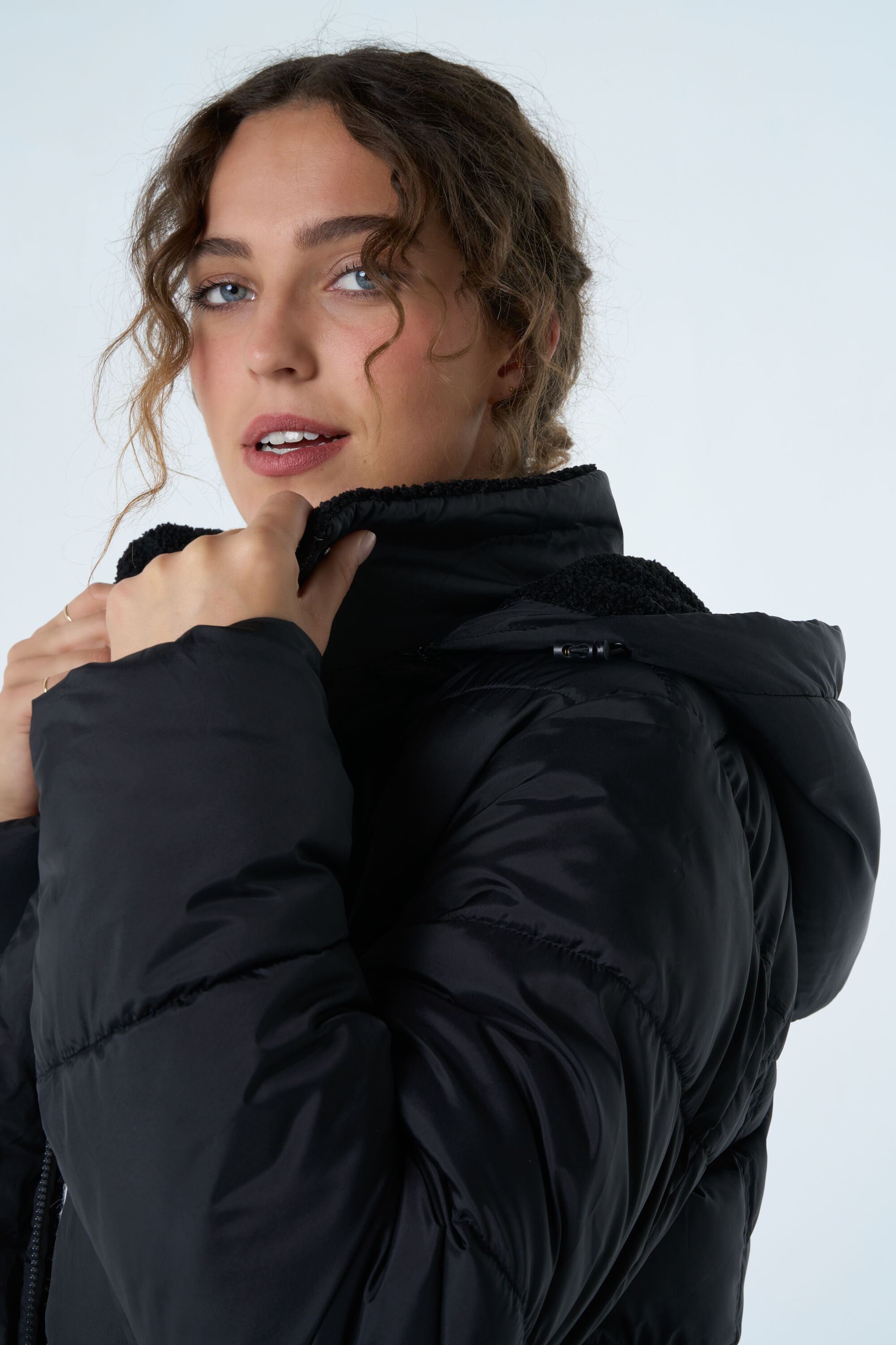 Veste longue matelass&eacute;e avec ceinture image number 6