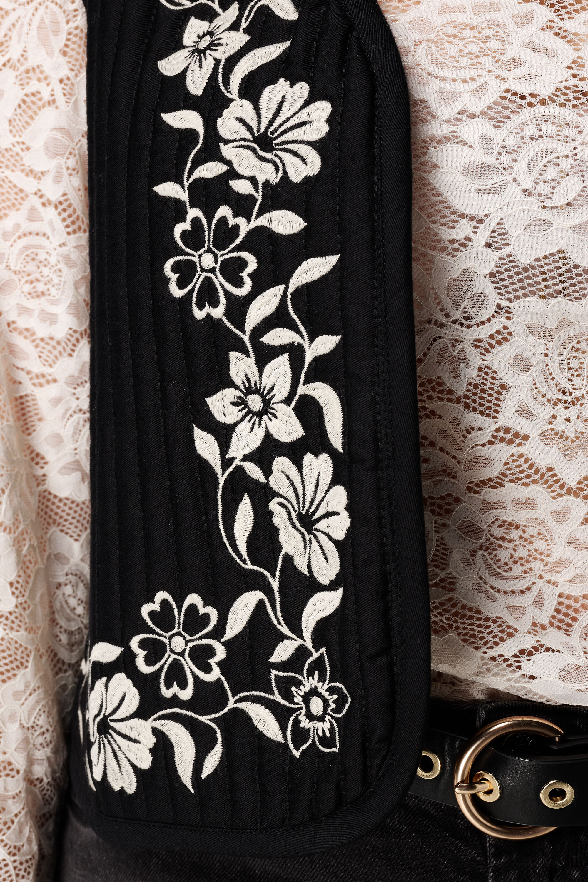 Gilet avec broderie image number 6