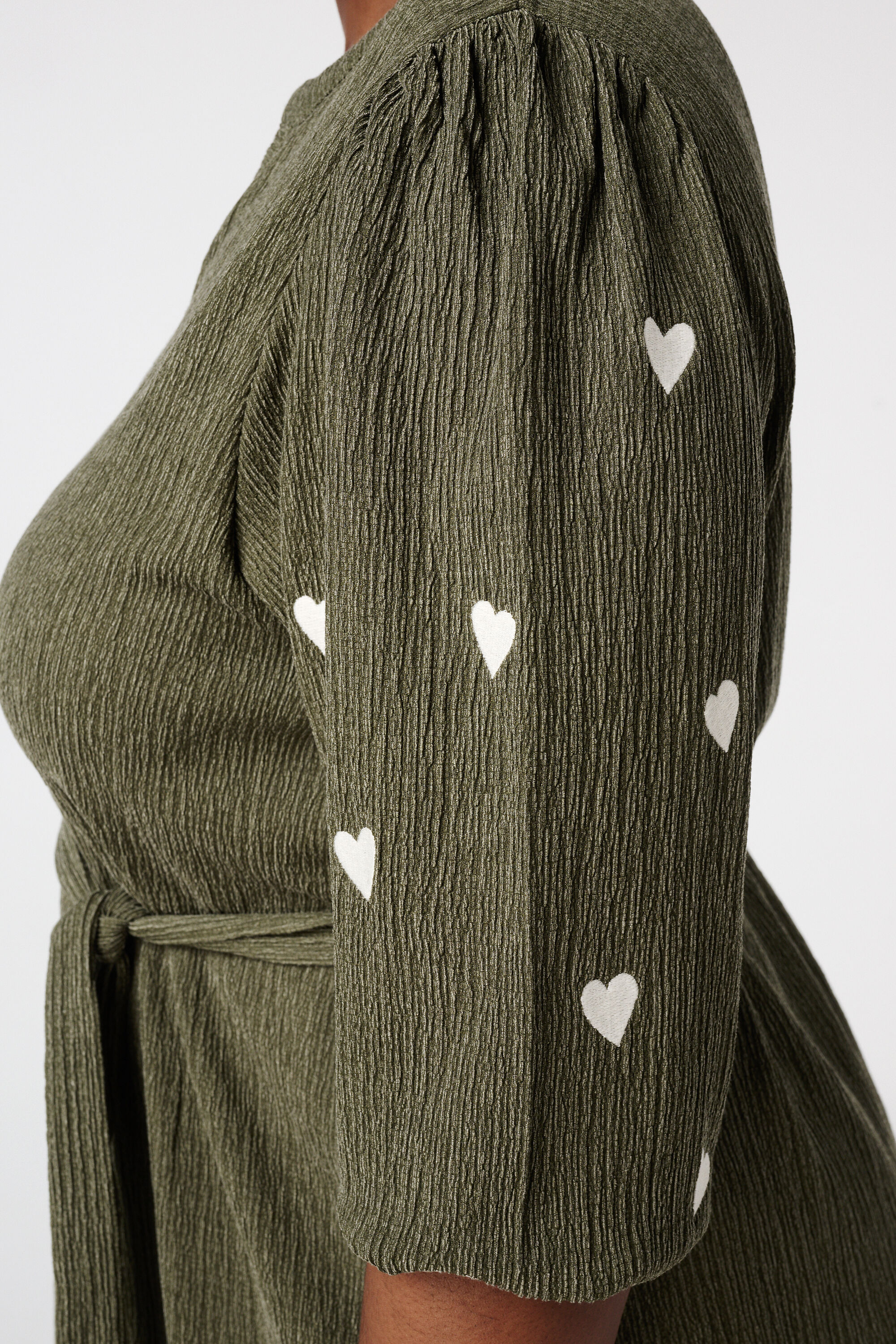 Robe avec c&oelig;urs brod&eacute;s image number 4