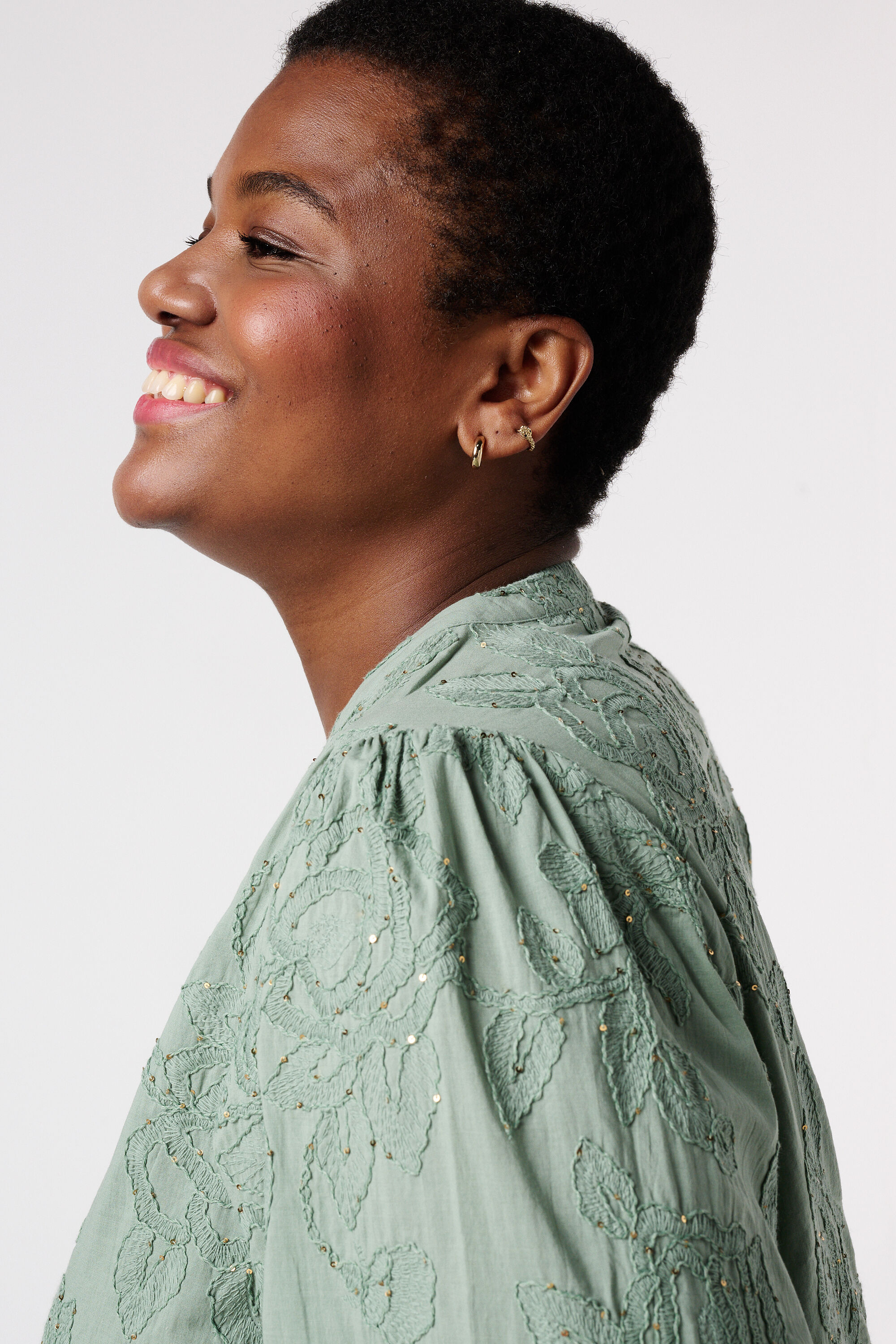 Chemisier &agrave; broderies florales image number 4