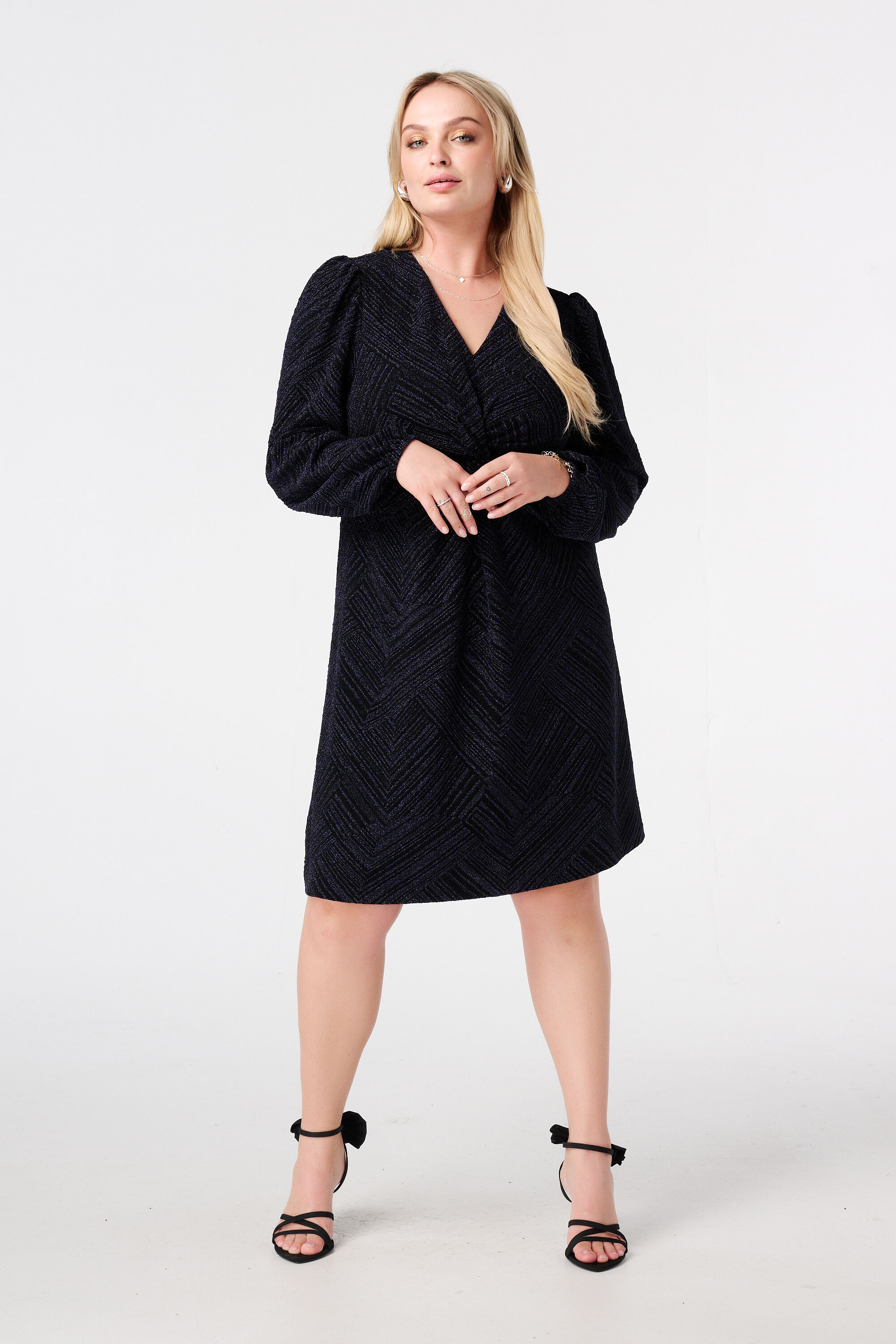 Robe en lurex avec d&eacute;tail bouton image number 5