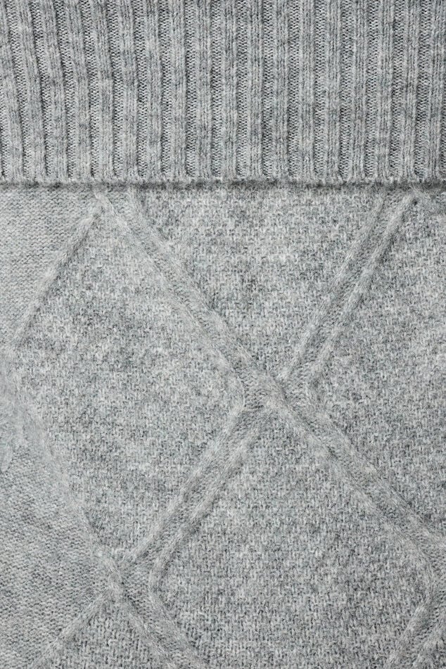 Pull épaules dénudées à motif torsadé image number 6