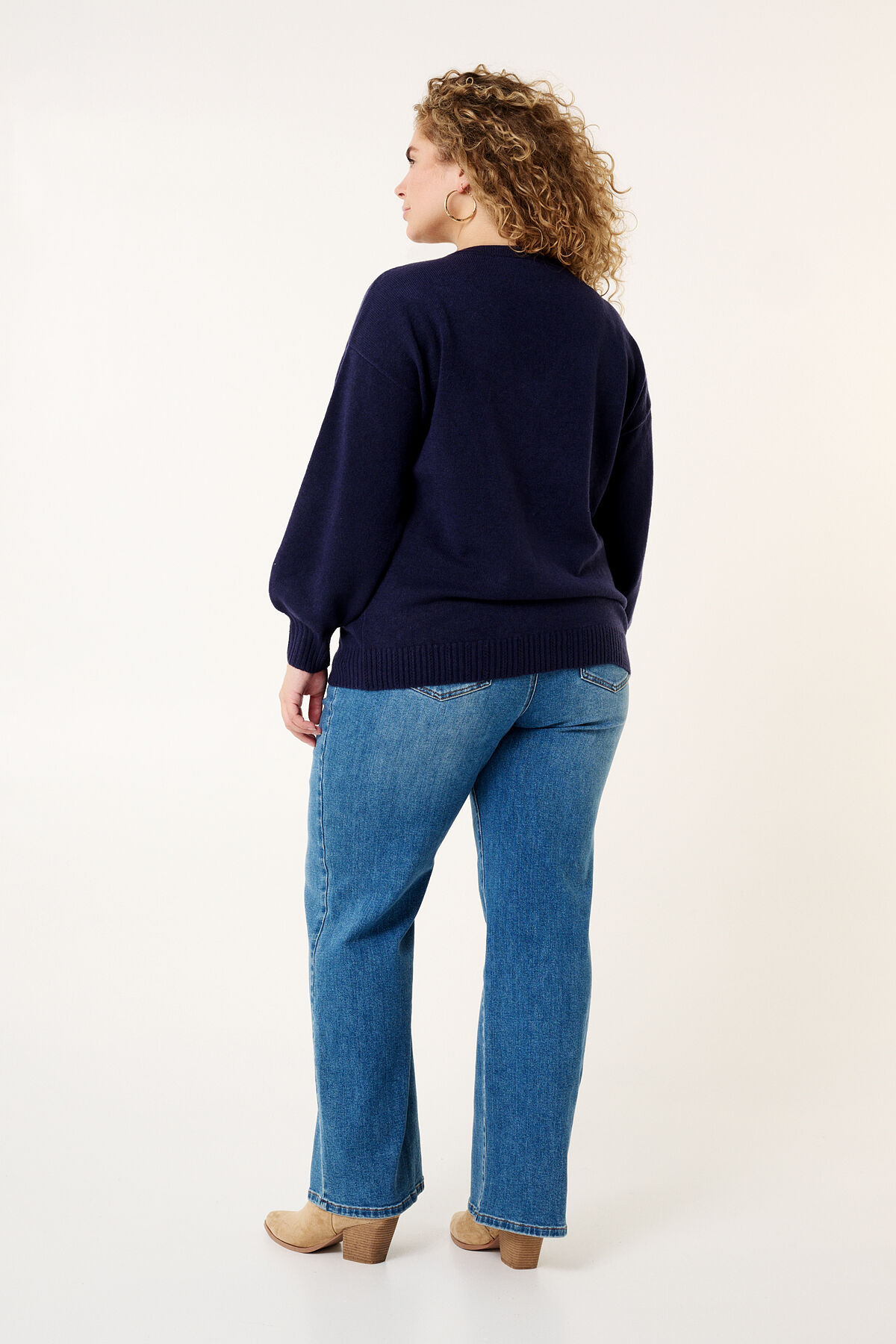 Pull &agrave; col en V en maille fine image number 3