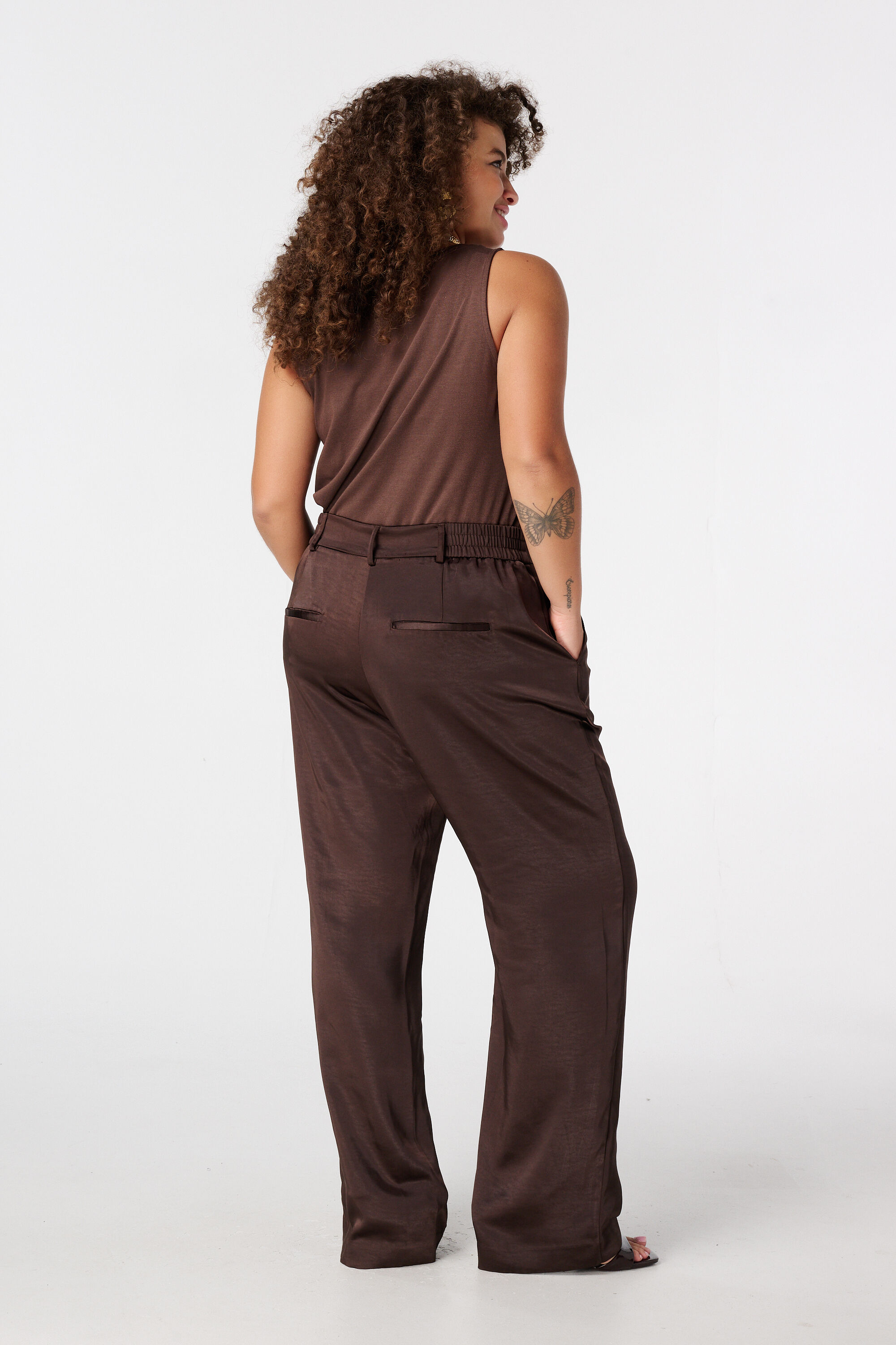 Pantalon en satin avec fermeture &agrave; boutons dor&eacute;s image number 3