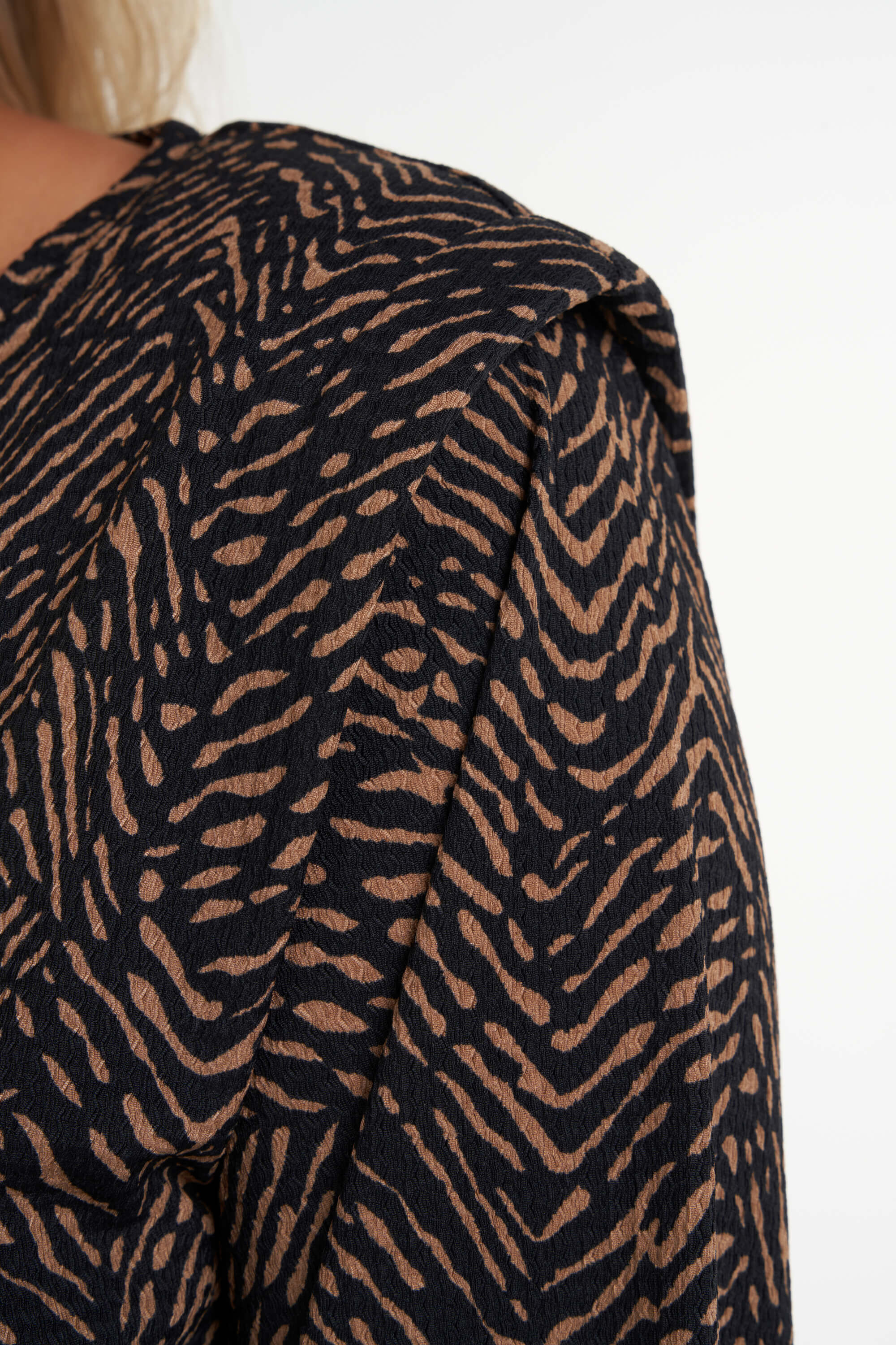 Robe avec rembourrage des &eacute;paules image number 4