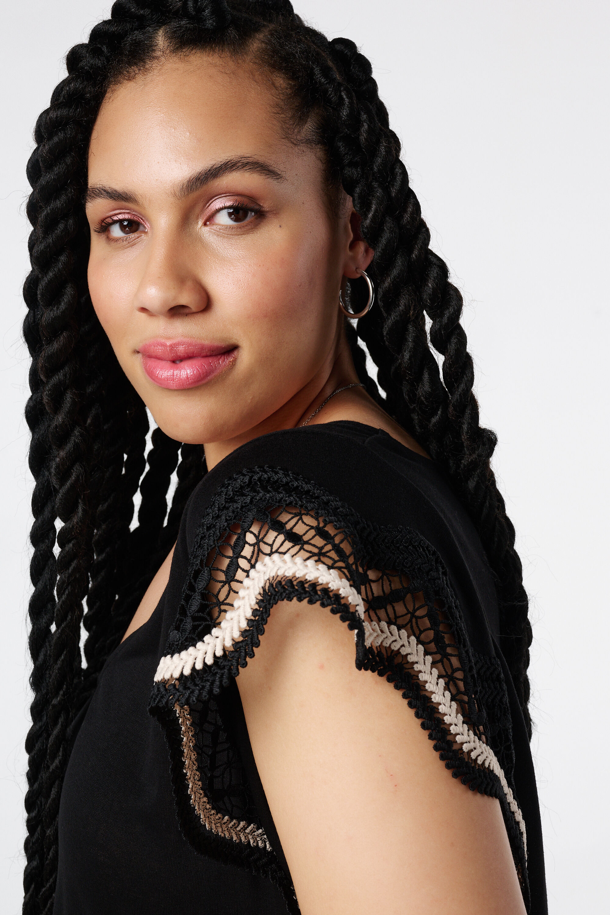 T-shirt avec des d&eacute;tails en crochet  image number 4