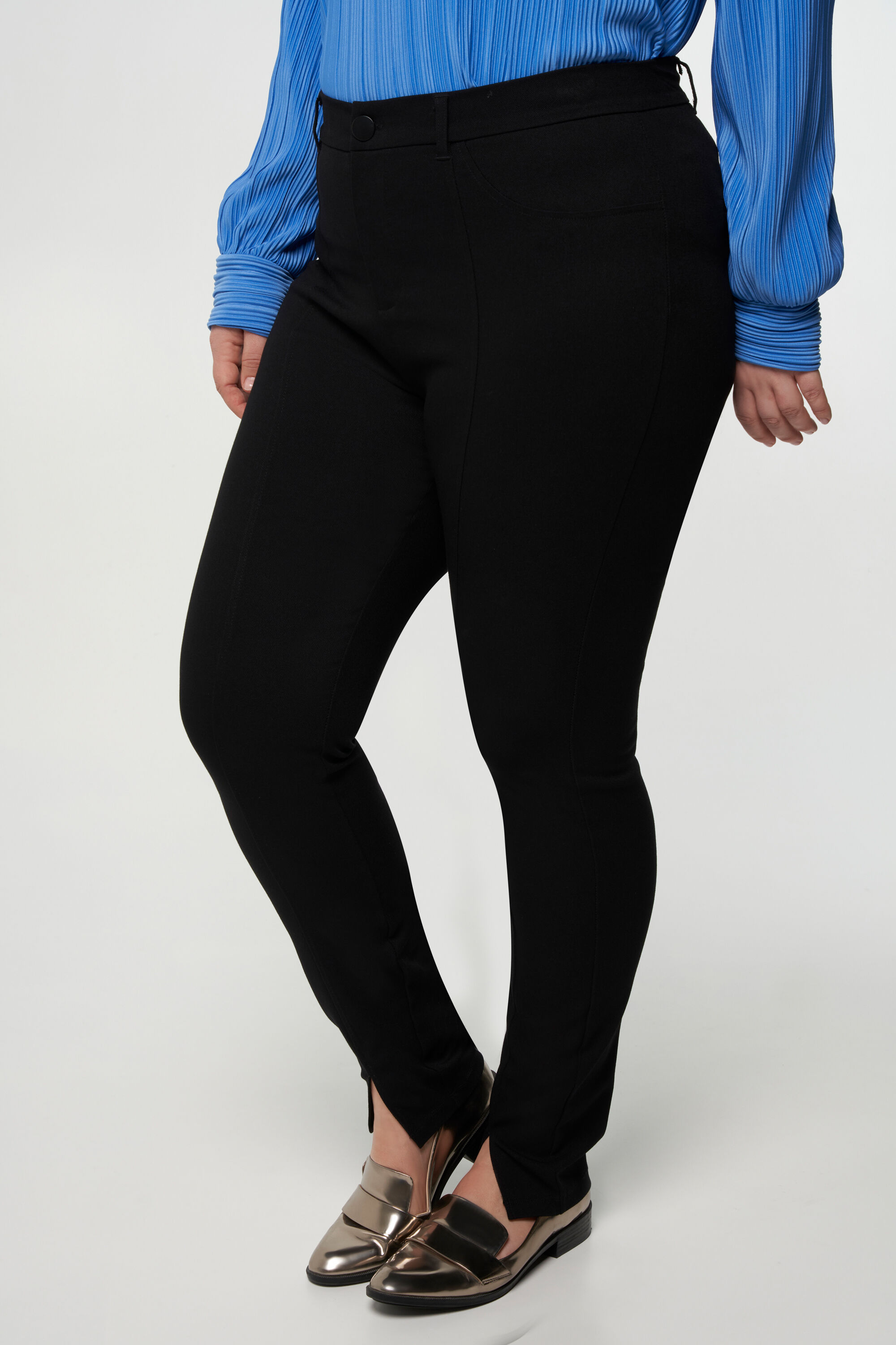 Pantalon avec fentes sur le devant.  image number 5