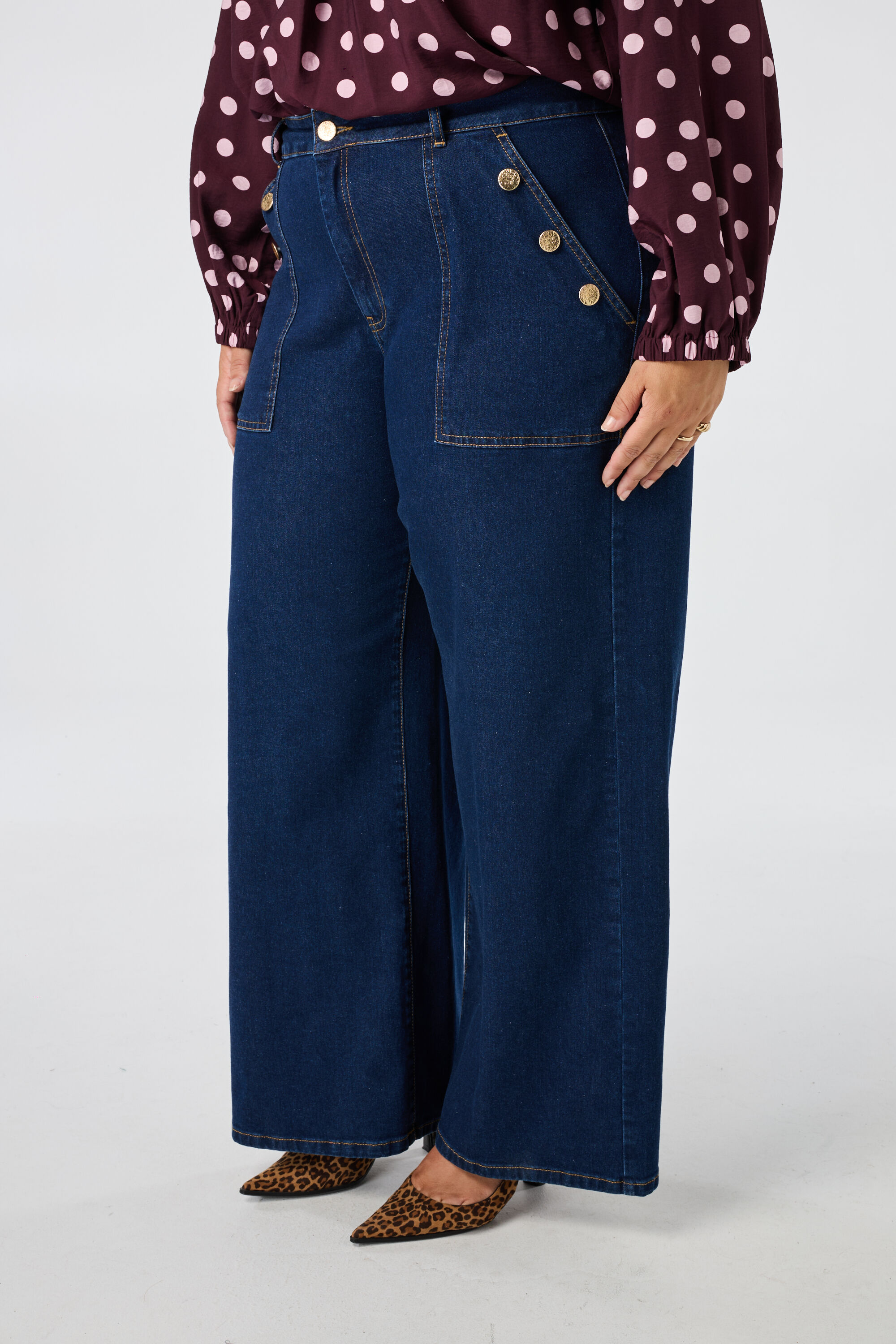 Wide leg jean avec boutons d&eacute;coratifs image number 5
