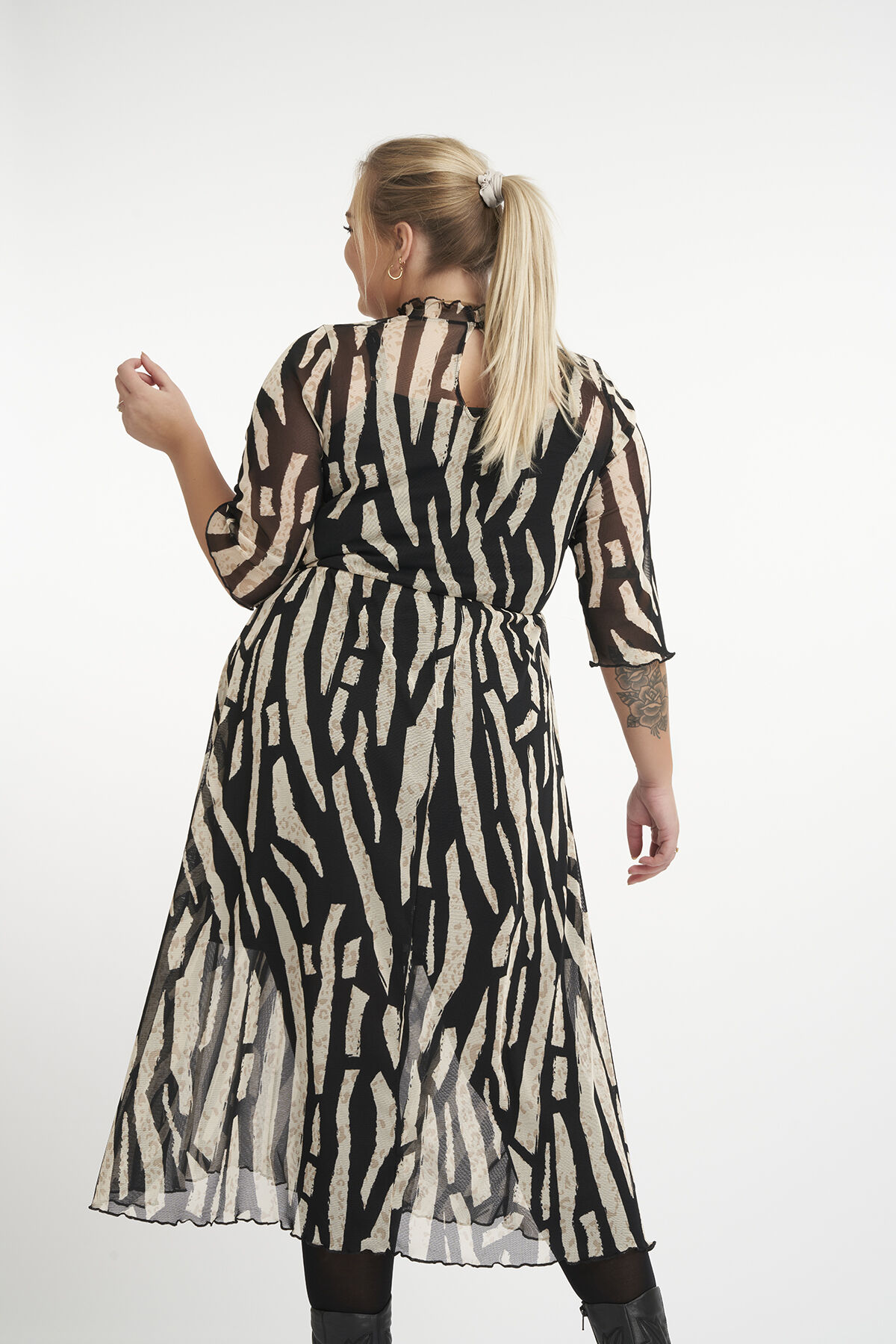 Robe en tissu semi-transparent.  image number 4