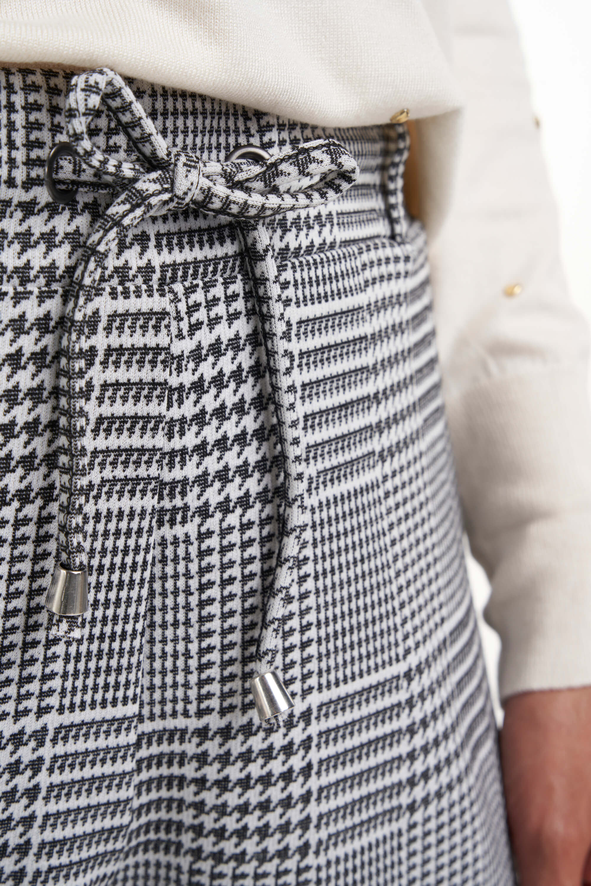 Pantalon ample &agrave; carreaux image number 4