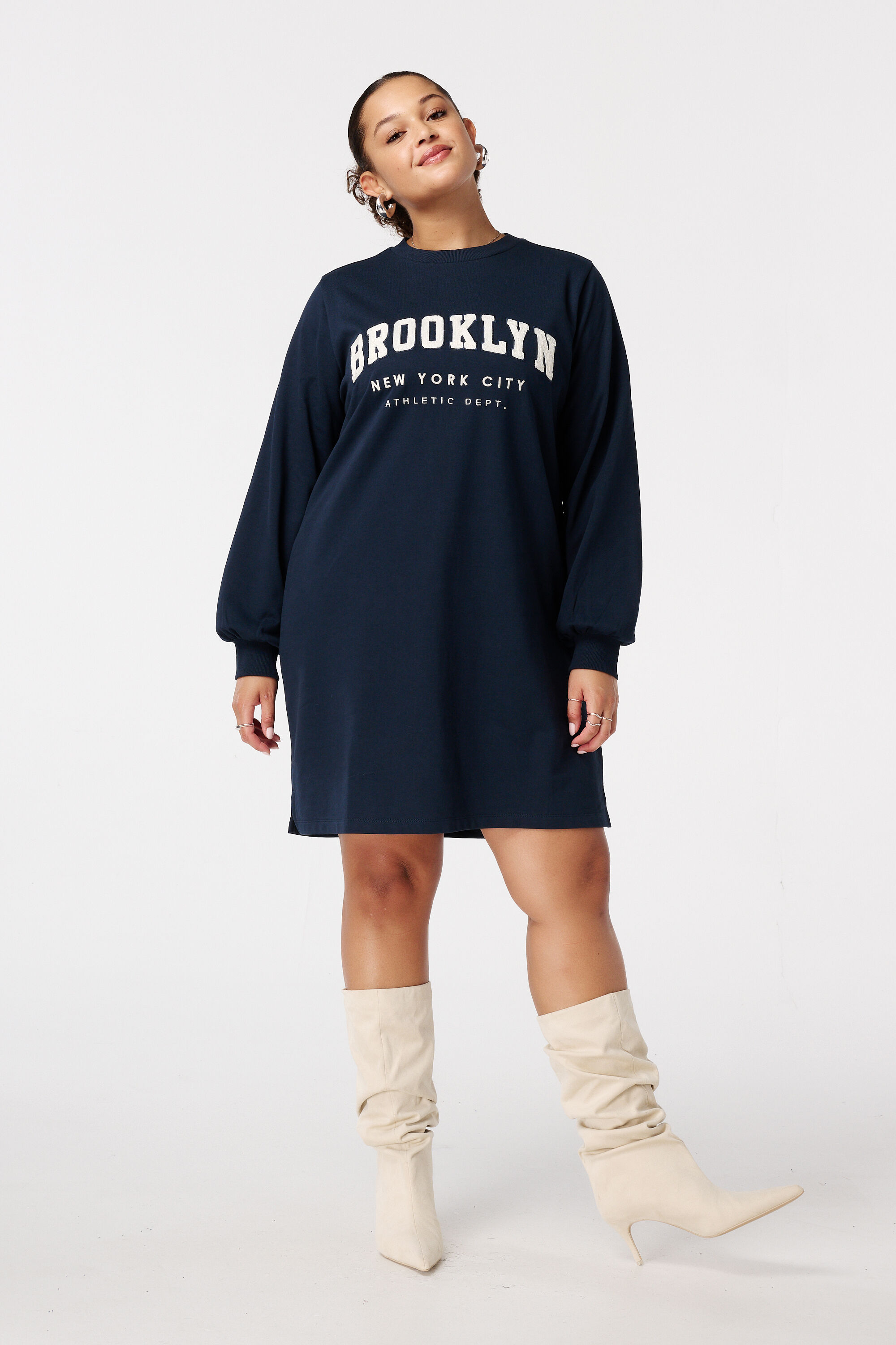 Robe sweat avec inscription image number 5