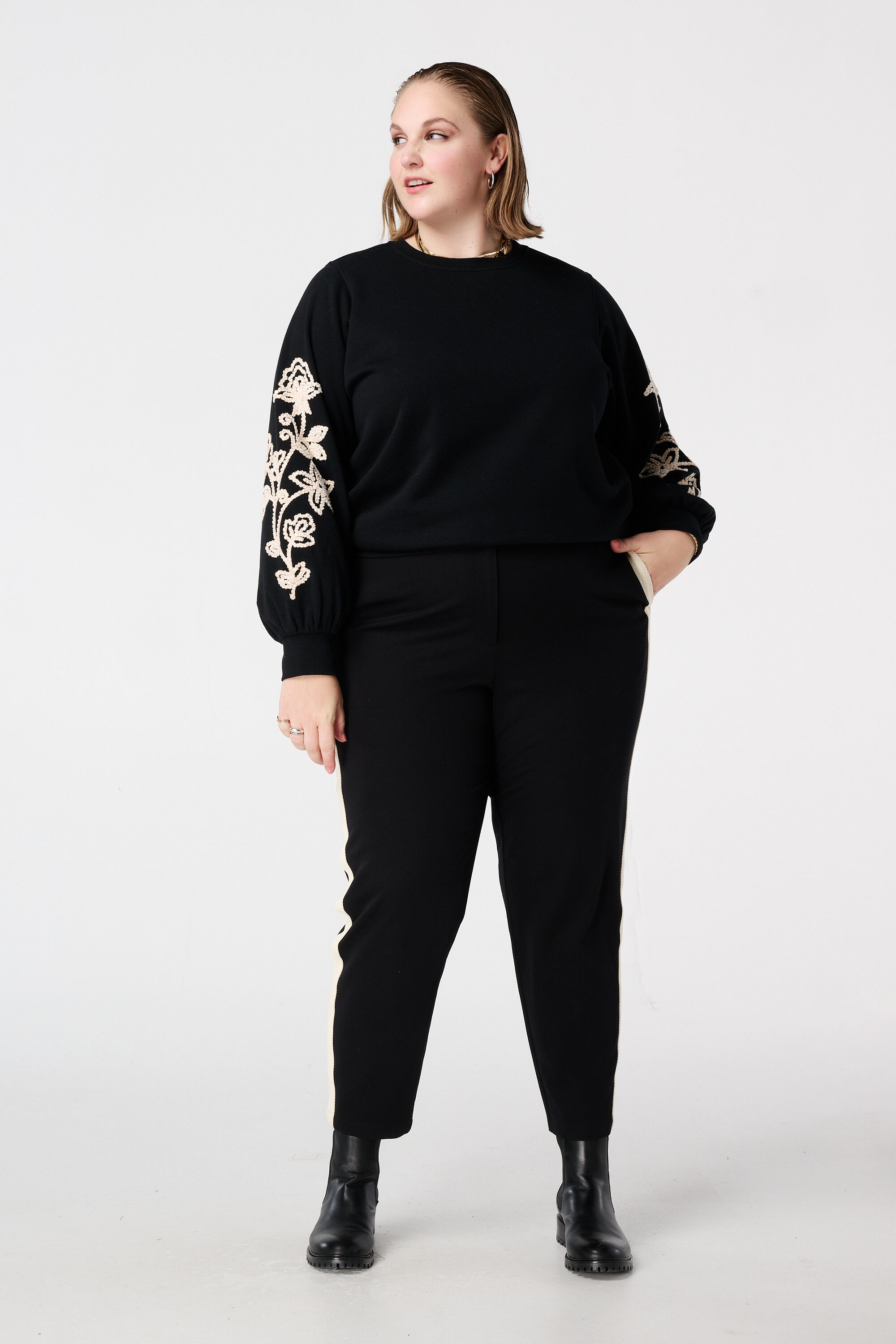 Pull avec broderies d&eacute;licates sur les manches image number 5