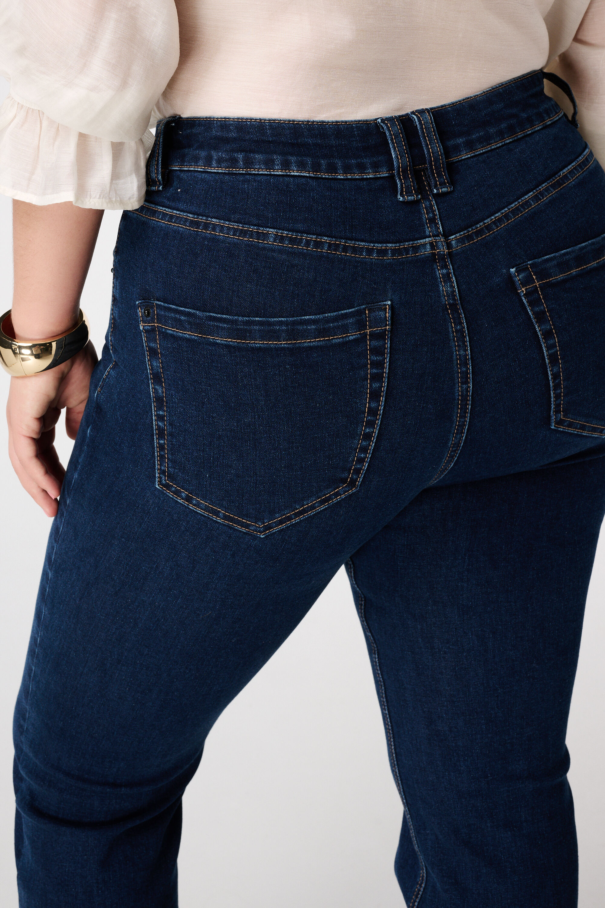 Jean &eacute;vas&eacute; JASMIN image number 4