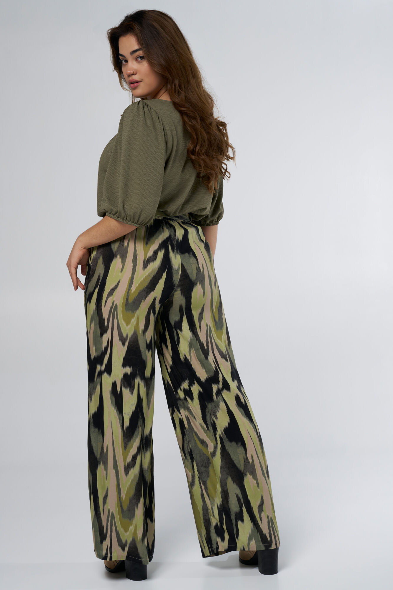 Pantalon droit avec d&eacute;tail n&oelig;ud image number 6