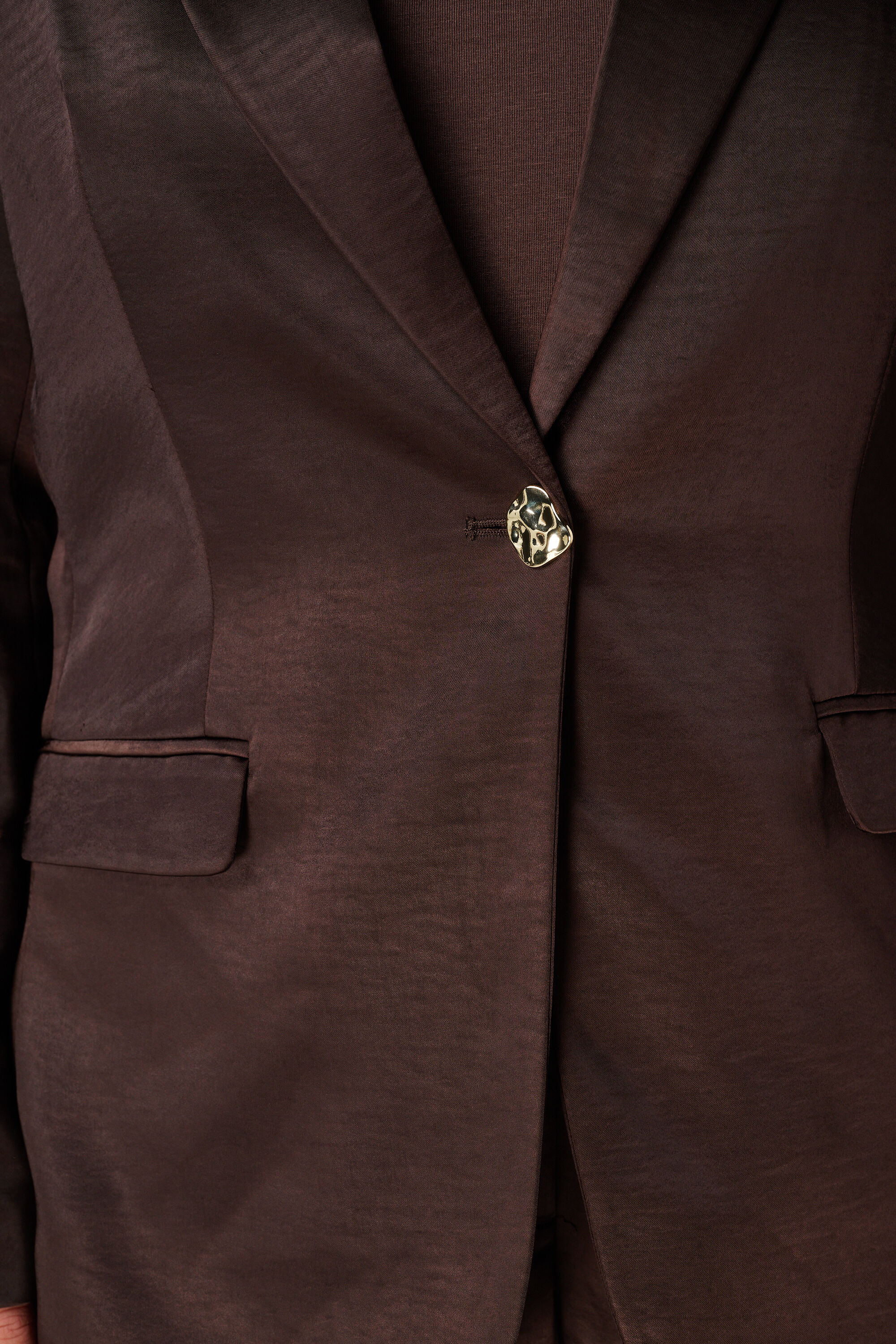 Blazer en satin avec bouton dor&eacute; image number 6