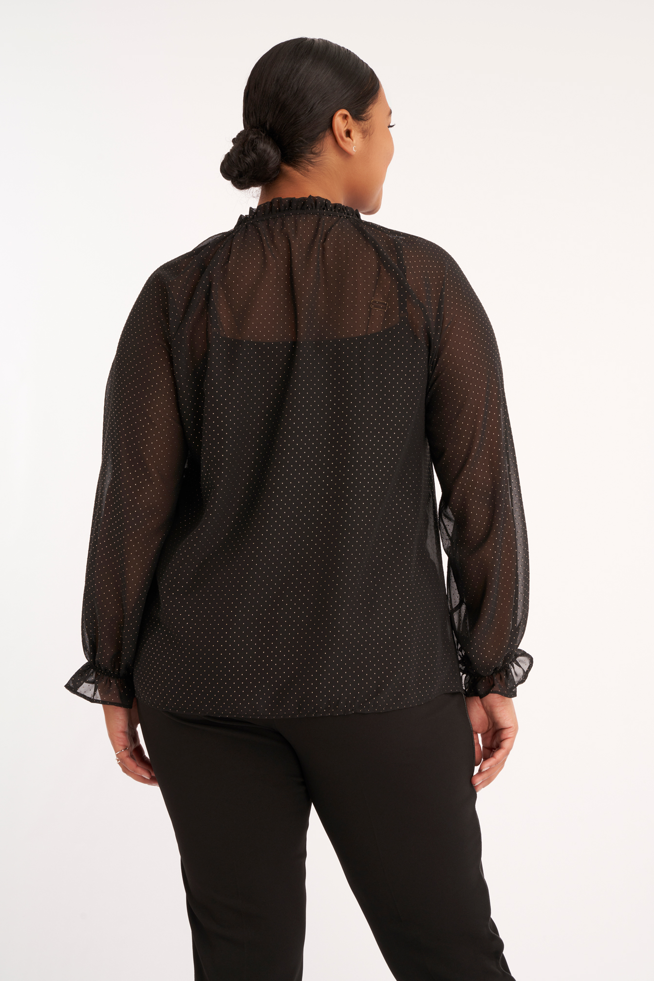 Chemisier blanc cassé, col montant, détail volanté, chic | Kaufen auf
